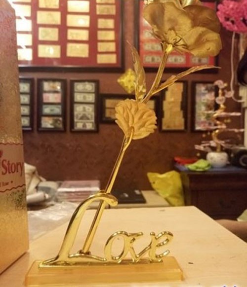 Hoa hồng mạ vàng 24k đế chữ Love giá 650.000 đồng là món quà Valentine trắng độc, lạ được nhiều người chọn mua cho người yêu của mình.