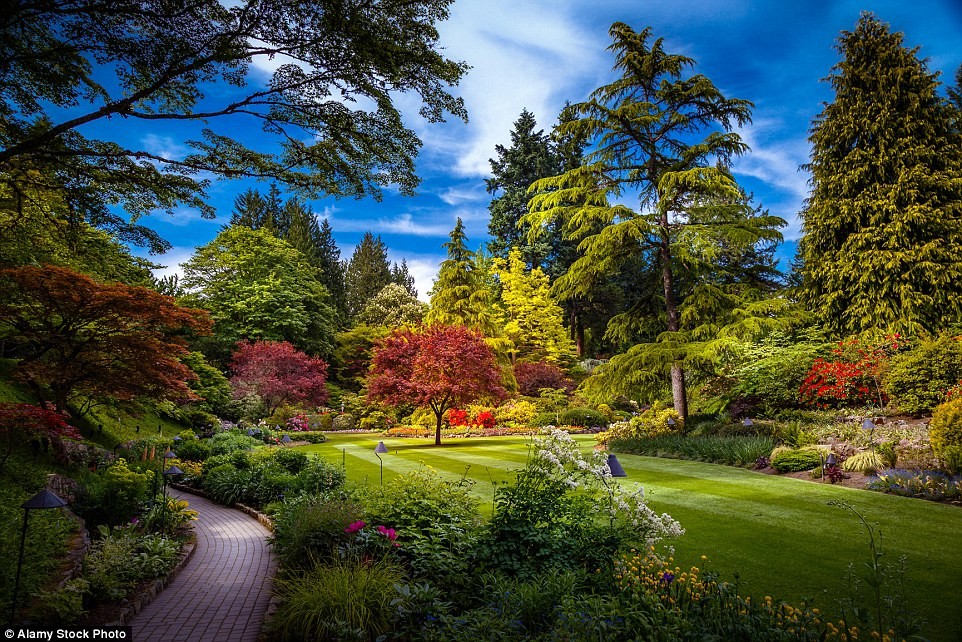 Butchart Gardens, British Columbia, Canada. Khu vườn nổi tiếng này được tạo thành từ phần còn lại của mỏ đá vôi của bà Jennie Butchart, sau đó nó được mở rộng để trồng các giống hoa đẹp nhập từ khắp mọi nơi Nhật Bản, Ý, Địa Trung Hải.