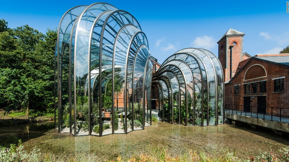 Nhà máy rượu Bombay Sapphire Distillery, Anh. Mở cửa cho công chúng vào cuối năm 2014, nhà máy nằm giữa một con sông thơ mộng. Điểm nhấn đặc biệt là cả nhà máy được bao phủ bằng kính chịu nhiệt và hệ thống cây xanh với rất nhiều loài thực vật được trồng bên trong.