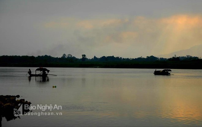 Những ngày này, làng chài Giang Thủy, xã Thanh Giang (Thanh Chương, Nghệ An) đang vào mùa  đánh bắt cá mòi trên sông Lam. Mùa săn cá mòi bắt đầu từ giữa tháng Giêng, kéo dài khoảng 3 tháng kết thúc vào mùa lũ tiểu mãn.