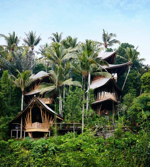 Ngôi  nhà tre có tên Ananda House này nằm ở giữa núi rừng Bali, Indonesia với 3 tầng rộng rãi. Ảnh Adsttc.