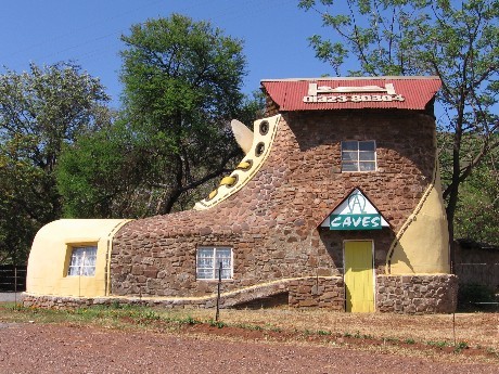 Ngôi  nhà hình chiếc giày này nằm tại đường Panorama Route, trên biên giới của hai tỉnh Limpopo và Mpumalanga, cách thị trấn du lịch Ohrigstad khoảng 20km. Ảnh: theshoe.