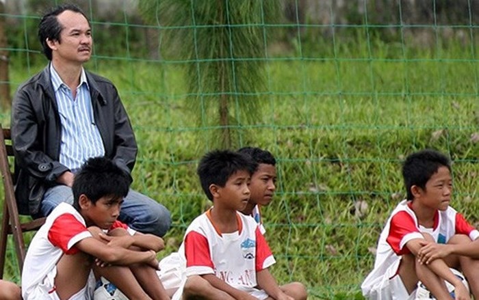 Nói đến  doanh nhân Việt mê bóng đá, không thể không nói đến ông Đoàn Nguyên Đức – Chủ tịch Tập đoàn Hoàng Anh Gia Lai. Là người thành lập học viện bóng đá Hoàng Anh Gia Lại, "bầu" Đức dành nhiều công sức, tiền của để góp phần đào tạo lứa cầu thủ trẻ tuổi theo mô hình của học viện Cầu thủ trẻ Arsenal. Ảnh: Tiền Phong. 