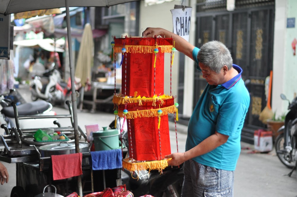 Ông Nguyễn Trọng Thành (50 tuổi, Quận 11, TP.HCM) là người có thâm niên làm  lồng đèn Trung Thu 50 năm nay.