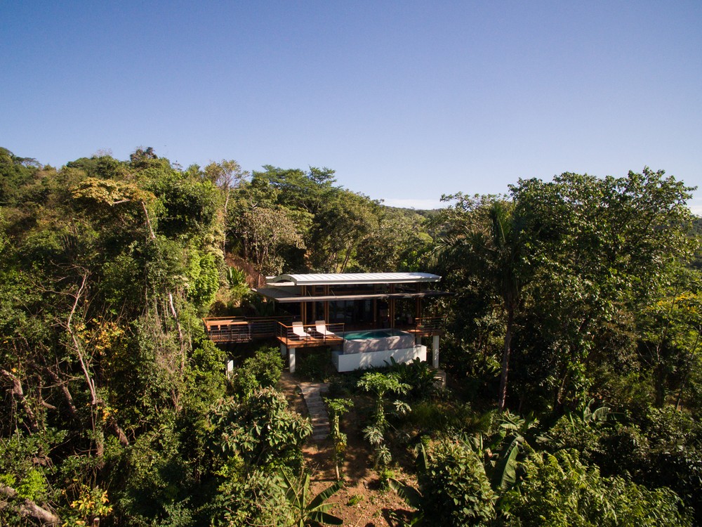 Tọa lạc tại Malpaís, Costa Rica, ngôi nhà có tên Earth and Sea House rộng 143m2 và được xây dựng từ năm 2012.