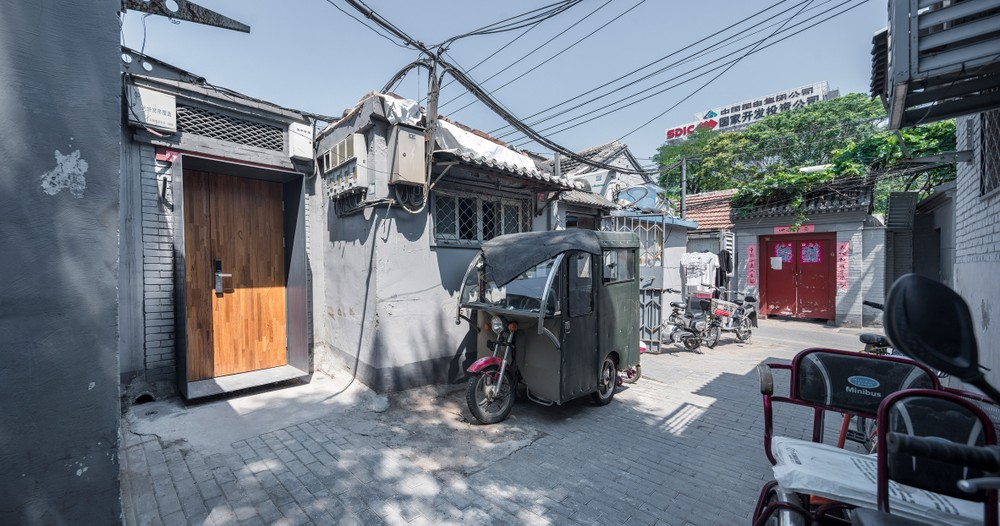 Tọa lạc trong một khu phố cổ của Bắc Kinh (Trung Quốc),  ngôi nhà có tên Baitasi House of the Future được thiết kế và cải tạo bởi hãng kiến trúc Dot Architects.