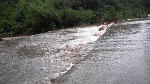 Cảnh Uông Bí, Quảng Ninh chìm trong nước lũ