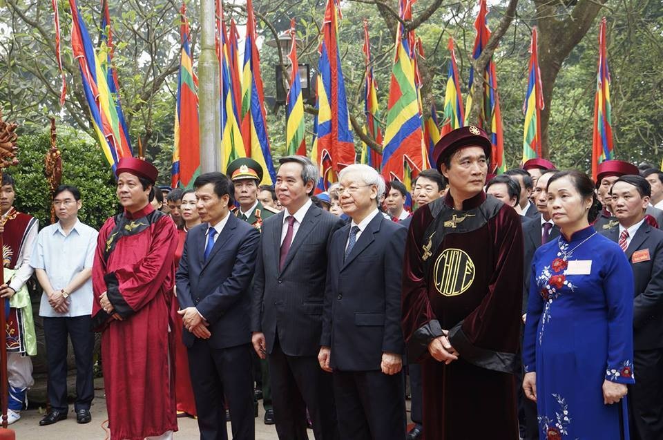 Vào đúng 7h30 sáng ngày 16/4 (10/3 âm lịch), tại đỉnh núi Nghĩa Lĩnh (Khu di tích lịch sử đền Hùng, Phú Thọ), Tổng Bí thư Nguyễn Phú Trọng, ông Nguyễn Văn Bình, Trưởng ban Kinh tế Trung ương, các vị lãnh đạo Bộ, ngành Trung ương, lãnh đạo tỉnh Phú Thọ đã thành kính dâng hương tưởng nhớ các vị vua Hùng nhân ngày  giỗ tổ Hùng Vương 10/3.