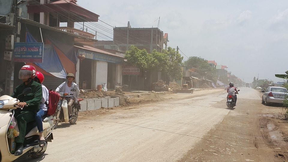 Liên quan đến sự việc, hàng trăm người dâm thôn Đông Giao (xã Lương Điền, huyện Cẩm Giàng, tỉnh Hải Dương)  kéo ra QL38 để chặn xe container, xe tải, khiến cho khu vực này bị ách tắc nghiêm trọng từ 17h đến 20h30 ngày 10/6,  PV Kiến Thức đã về khảo sát khu vực này và tìm nguyên nhân vì sao người dân lại liên tục mang máy cẩu cẩu bê tông chặn quốc lộ.