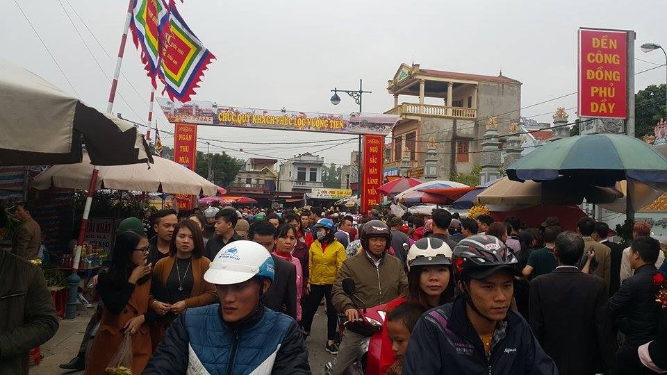 Dù hội  chợ Viềng (Phủ Dầy, huyện Vụ Bản, tỉnh Nam Định) chính thức khai hội vào đêm mùng 7 rạng sáng mùng 8 Tết Âm lịch (đêm 3/2, rạng sáng 4/2) nhưng do đây là phiên chợ một năm chỉ có một lần nên ngay từ chiều ngày 7 âm lịch, hàng vạn người đã chen chúc nhau đến chợ Viềng để bán rủi, mua may.