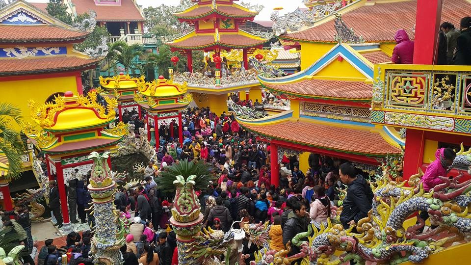 Ngày rằm tháng Giêng (11/2/2017), hàng nghìn người ở khắp mọi nơi trên đất nước lại đổ về  Phủ Mẫu The (làng Vũ Xá, phường Ái Quốc, TP Hải Dương).