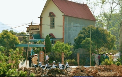 Khám nghiệm vụ tự sát bằng súng, phát hiện thêm xác chết trong bể cá