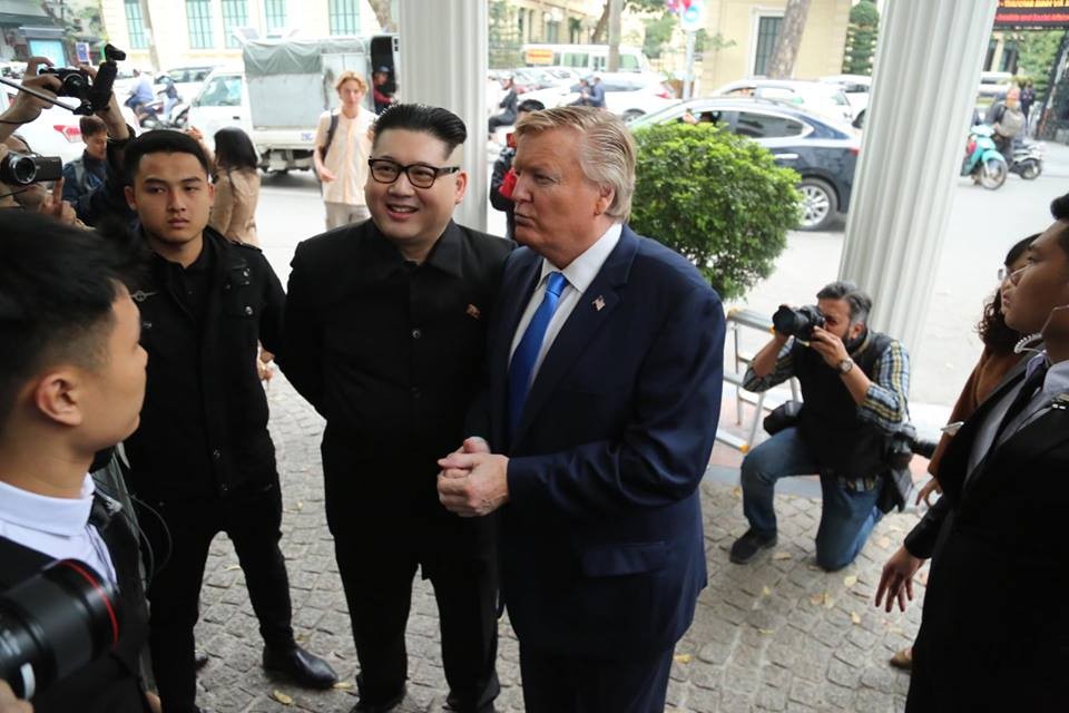 Chiều 22/2, bản sao của hai nhà lãnh đạo và Donald Trump và Kim Jong-un đã bất ngờ xuất hiện tại một khách sạn nổi tiếng ở Hà Nội, ngay trước thềm cuộc gặp thượng đỉnh Mỹ-Triều lần thứ 2 dự kiến diễn ra vào ngày 27-28/2 tới.