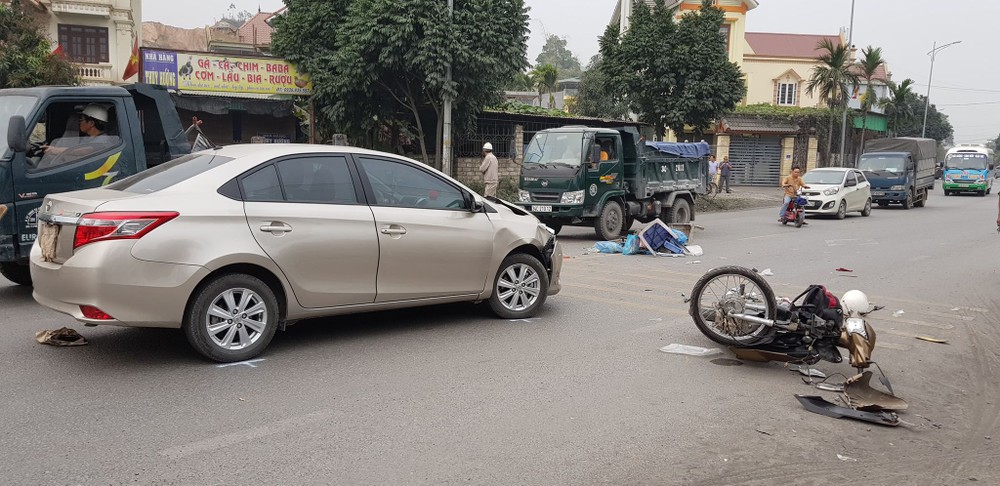 Vào khoảng 14h40 chiều 13/3, tại QL17B đoạn qua địa phận thị trấn Phú Thứ (huyện Kinh Môn, tỉnh Hải Dương) đã xảy ra vụ tai nạn xe bán tải tông hàng loạt phương tiện khiến 2 người bị thương.