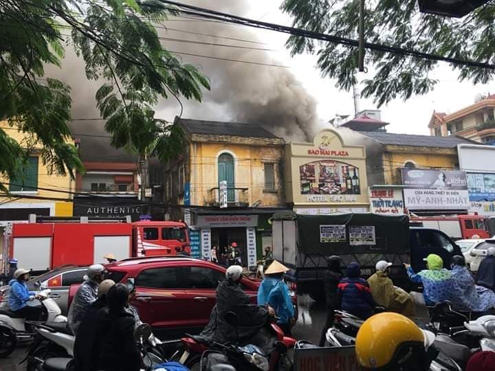 Cháy khách sạn Sao Mai ở Hải Phòng, nhiều người đang mắc kẹt