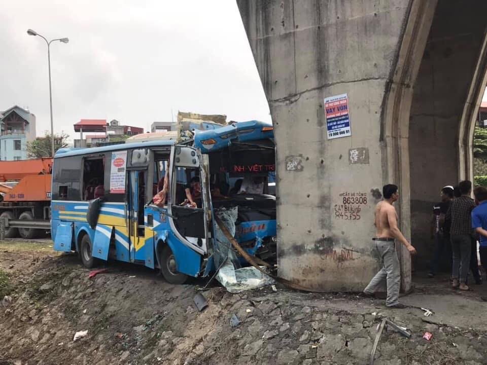 Thông tin ban đầu về vụ tai nạn, vào khoảng 12h hơn ngày 22/3, tại km53+000, quốc lộ 5, đoạn qua phường Bình Hàn (TP Hải Dương, tỉnh Hải Dương) đã xảy ra vụ tai nạn giao thông  xe khách Kết Đoàn đâm chân cầu vượt khiến 11 người bị thương.