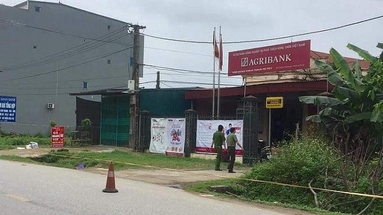 Vào khoảng 10h30, ngày 31/5, tại điểm giao dịch Ngân hàng Nông nghiệp và phát triển nông thôn (Agribank) - Chi nhánh huyện Thanh Ba, thuộc khu 10, xã Thanh Hà, huyện Thanh Ba, tỉnh Phú Thọ xảy ra vụ cướp.