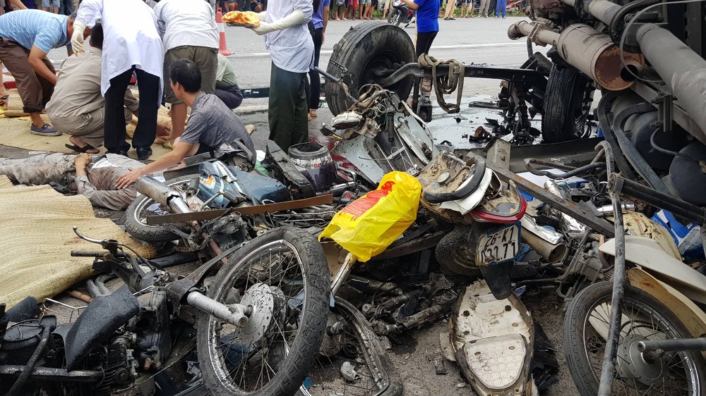 Vào hồi 06h00, ngày 23/7/2019, tại Km63+500, QL 5, địa phận xã Cộng Hòa, huyện Kim Thành đã xảy ra vụ  tai nạn giao thông đường bộ giữa xe ô tô tải BKS 29H-150.97 (thuộc Công ty TNHH Tiếp Vận Việt, địa chỉ tại số 12/21 Tôn Đức Thắng, quận Đống Đa, Hà Nội) do Hà Văn Hoàng, SN 1993, trú tại huyện Thọ Xuân, tỉnh Thanh Hóa điều khiển hướng Hà Nội - Hải Phòng, do không làm chủ được tốc độ đã đâm vào khu vực lối mở sang đường có nhiều mô tô và người đang chờ sang đường.