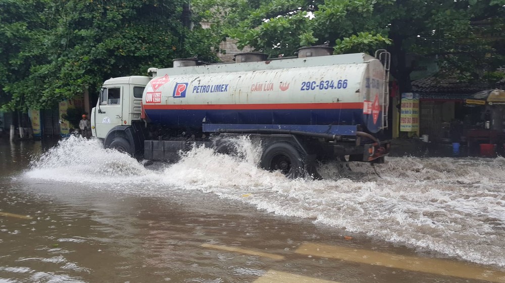 Theo Trung tâm dự báo Khí tượng Thủy văn Trung ương, tối và đêm qua (02/8) bão số 3 đã đi vào khu vực phía Bắc tỉnh Quảng Ninh và suy yếu thành áp thấp nhiệt đới. Do ảnh hưởng trực tiếp của bão số 3 - Wipha sau đó suy yếu thành áp thấp nhiệt đới,, gần sáng 3/8, trên địa bàn tỉnh Hải Dương có gió tây đến tây bắc cấp 6, cấp 7, giật cấp 8 kèm theo mưa to đến rất to.