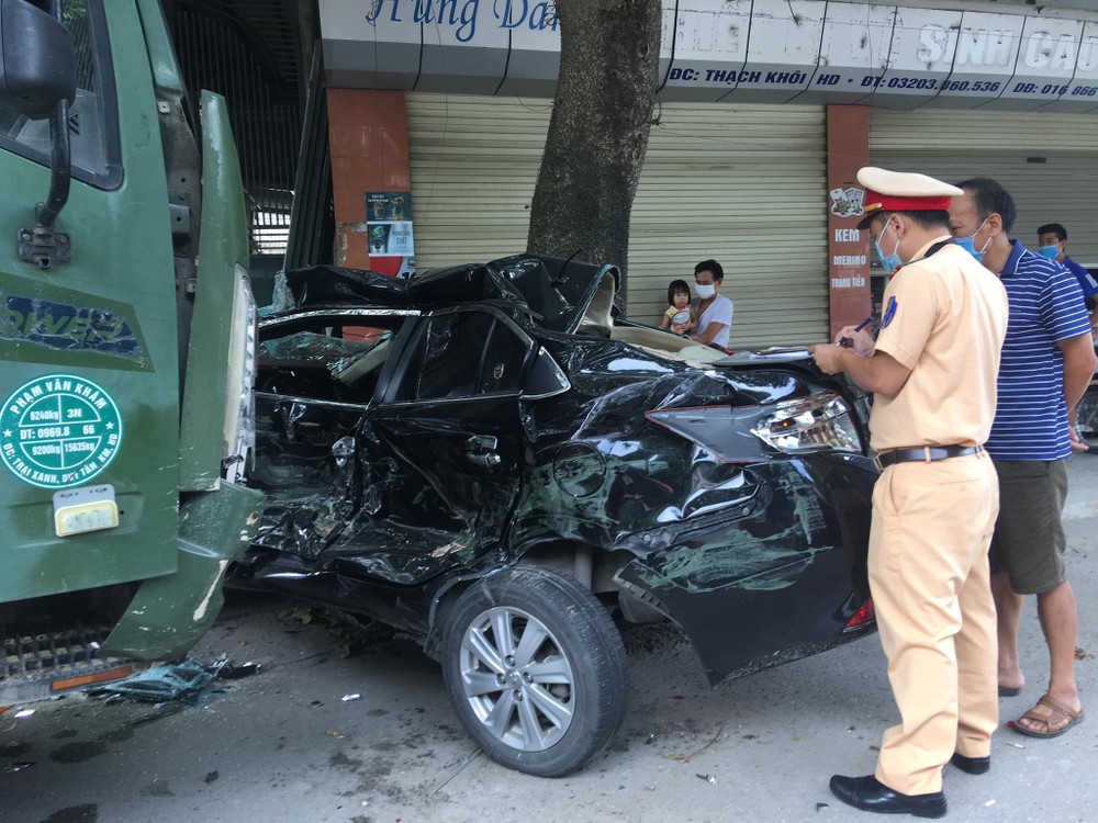 Thông tin ban đầu vụ tai nạn, vào khoảng 8h15 ngày 21/8, tại Km 52+100, Quốc lộ 37 (địa phận phường Thạch Khôi, TP Hải Dương) đã xảy ra vụ va chạm giao thông giữa xe tải với xe con khiến xe con bị hư hỏng, một người bị thương nhẹ. 