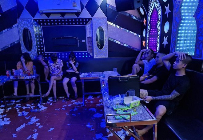 Karaoke “chui” bất tuân lệnh cấm: Bi hài những cái kết có…1-0-2