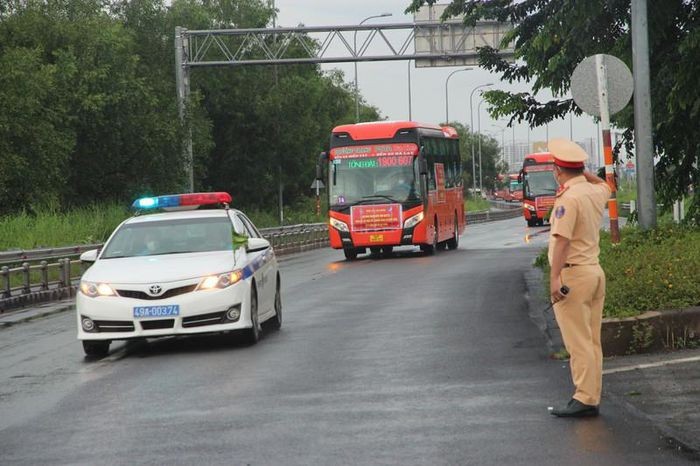 Chiều 25/9, 218 tình nguyện của tỉnh Lâm Đồng tăng cường vào TP.HCM tham gia phòng, chống dịch bệnh đã được CSGT hộ tống đến nơi và sắp xếp lưu trú để chuẩn bị thực hiện nhiệm vụ. (Ảnh: Đại úy Nguyễn Xuân Văn, Phó đội trưởng Đội tuần tra dẫn đoàn Công an TP.HCM chào điều lệnh đoàn tình nguyện viên tỉnh Lâm Đồng khi trên cao tốc vào địa phận TP.HCM. Ảnh: TS).