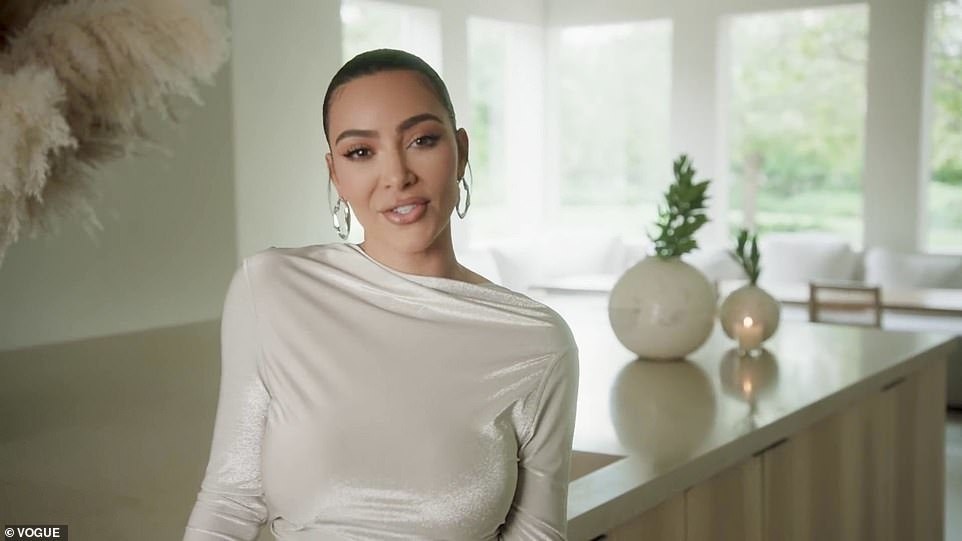 Trong video tạp chí Vogue đăng tải ngày 19/2/2022, Kim Kardashian cho thấy cận cảnh căn biệt thự giá 60 triệu USD, xấp xỉ 1.369 tỷ đồng ở Calabasas, California.