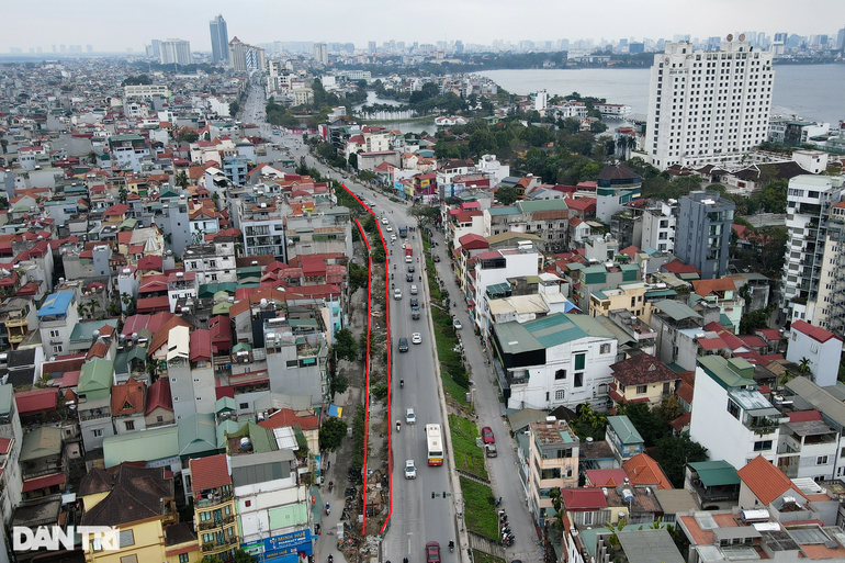 Dự án đầu tư xây dựng đồng bộ tuyến đường Âu Cơ, đoạn từ nút giao lối rẽ vào khách sạn Thắng Lợi đến nút giao cầu Nhật Tân với chiều dài khoảng 3,7km. Dự án có tổng mức đầu tư hơn 815 tỷ đồng, dự kiến hoàn thành trong năm 2020 (Ảnh: Đỗ Quân).