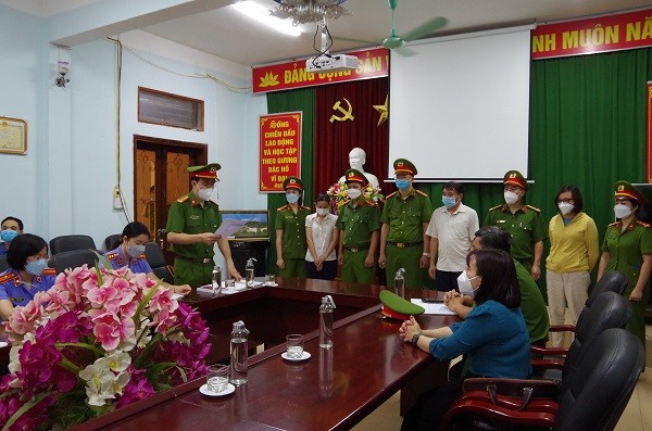 Giám đốc CDC Hà Giang cùng thuộc cấp nhận hơn 1 tỷ đồng. Mới đây, Cơ quan CSĐT - Công an tỉnh Hà Giang đã khởi tố, bắt tạm giam Nguyễn Trần Tuấn - Giám đốc CDC Hà Giang cùng 2 thuộc cấp về hành vi nhận hối lộ. Các bị can không thực hiện đúng các quy định về đấu thầu mua sắm tài sản, gây thiệt hại cho ngân sách và trong quá trình thực hiện các hợp đồng mua kít xét nghiệm của Việt Á, các bị can đã nhiều lần nhận phần trăm ngoài hợp đồng với số tiền trên 1 tỷ đồng.