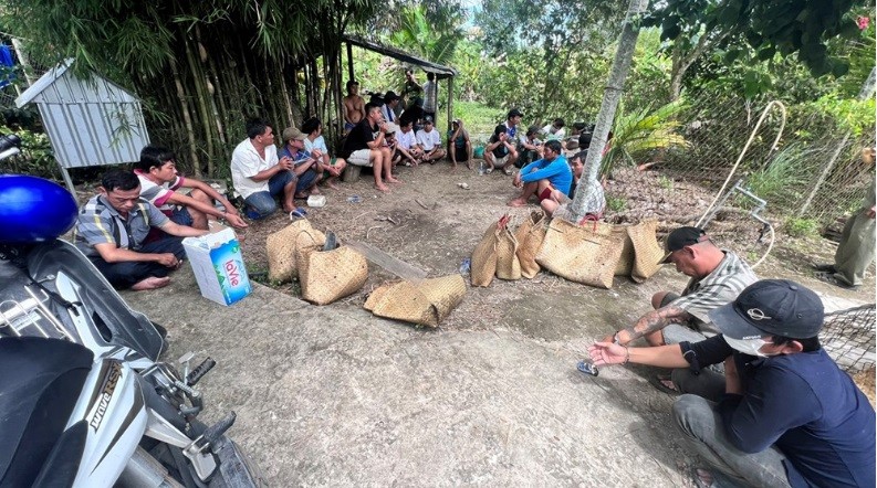 Công an tỉnh An Giang sáng 31/10 thông tin về vụ việc cho biết, khoảng 10h ngày 30/10, hàng chục đối tượng đang sát phạt nhau bằng hình thức đá gà ăn thua bằng tiền, tại một bãi đất trống giữa đồng nước thuộc tổ 9, khóm Tây Huề 2, phường Mỹ Hoà, thành phố Long Xuyên. 