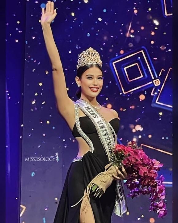 Chủ nhân của vương miện Miss Universe Philippines 2023 (Hoa hậu Hoàn vũ Philippines) là thí sinh Michelle Dee, 28 tuổi. Tân Hoa hậu Hoàn vũ Philippines sở hữu chiều cao 1m78, dáng vóc gợi cảm, khỏe khoắn cùng khả năng trình diễn tốt. Cô còn được mọi người gọi vui với danh xưng "Mỹ nhân dành cả thanh xuân thi sắc đẹp" với loạt thành tích "không phải dạng vừa". Tân Hoa hậu Hoàn vũ Philippines trong giây phút đăng quang.