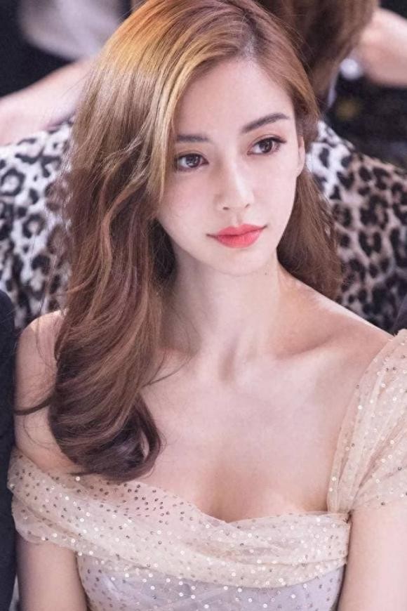 5. Angelababy mang hai dòng máu Trung Quốc và Đức, có chiếc mũi cao, cằm hơi xếch, đôi mắt to thông minh, khí chất và vẻ đẹp thanh tú theo phong cách châu Âu.