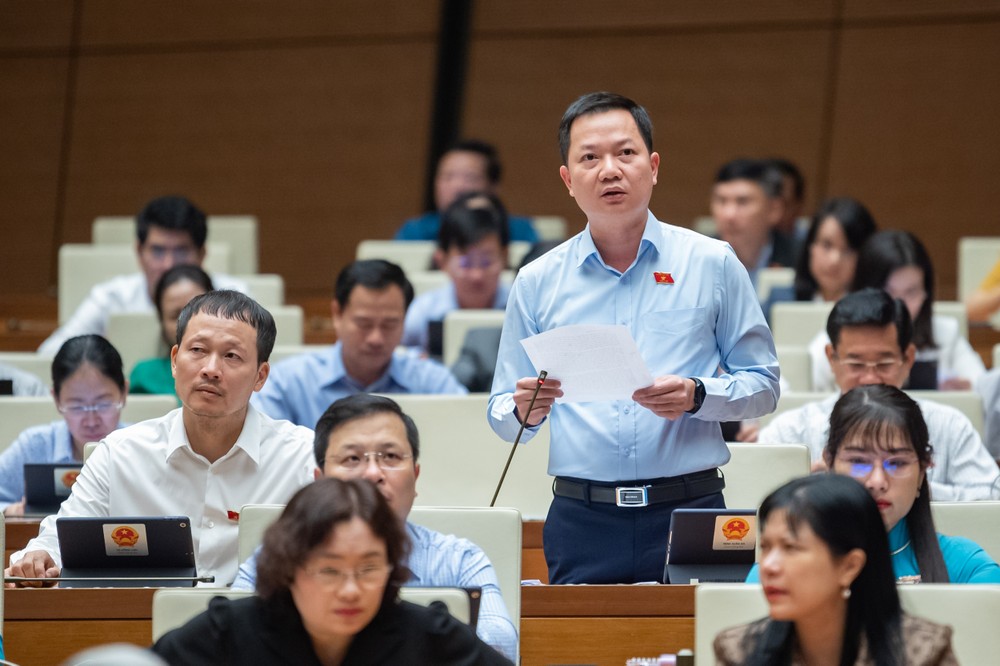  Không phải ý kiến nào từ dư luận cũng để “đánh cho ai đó chết”: Tranh luận với Bộ trưởng VHTTDL phần trả lời về bộ phim Đất rừng phương Nam, đại biểu Trịnh Xuân An (Đồng Nai) cho rằng, trách nhiệm của cơ quan quản lý cần làm rõ đâu là sai trái, đâu là những nét đẹp cần tôn vinh, cần thiết phải lắng nghe dư luận. Dư luận có cái đúng, cái sai, cái tốt, cái xấu nhưng không phải ý kiến nào được nêu ra cũng để đánh cho ai đó chết mà để góp ý nêu quan điểm và để làm cho mọi thứ rõ ràng và tốt đẹp hơn. Cần phải lắng nghe, theo dõi dư luận để có những điều chỉnh cần thiết, bởi mọi thứ đều có lý, không có lửa làm sao có khói.