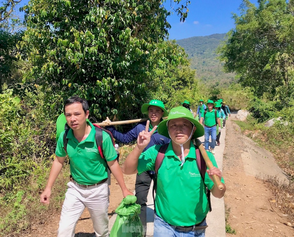 Trong 2 ngày vừa qua, Thành Đoàn TP Buôn Ma Thuột (tỉnh Đắk Lắk) phối hợp với các đơn vị liên quan tổ chức thực hiện gieo hơn 100 bom hạt giống và trồng cây rừng tại khu vực thác Liêng Búk Sắc, xã Yang Tao, huyện Lắk.