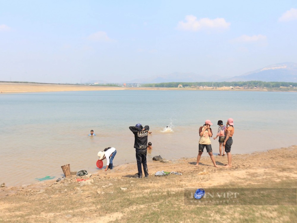 Hàng ngày, vào buổi sáng và chiều tối, người dân lại ra hồ thủy lợi Đăk Yên (thuộc xã Hòa Bình, TP.Kon Tum, tỉnh Kon Tum) để bắt hến. Mỗi buổi trên hồ này thường có khoảng chục người đủ mọi lứa tuổi.