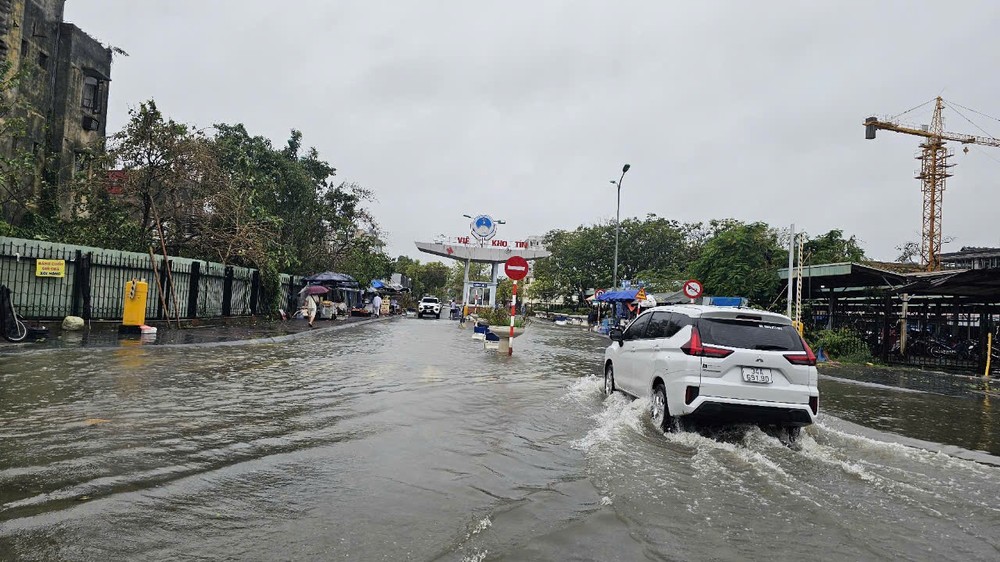 Sáng 11/9, do mưa lớn kéo dài, nhiều tuyến phố trên địa bàn Thành phố Hải Dương bị ngập cục bộ, có nơi bị ngập sâu. 