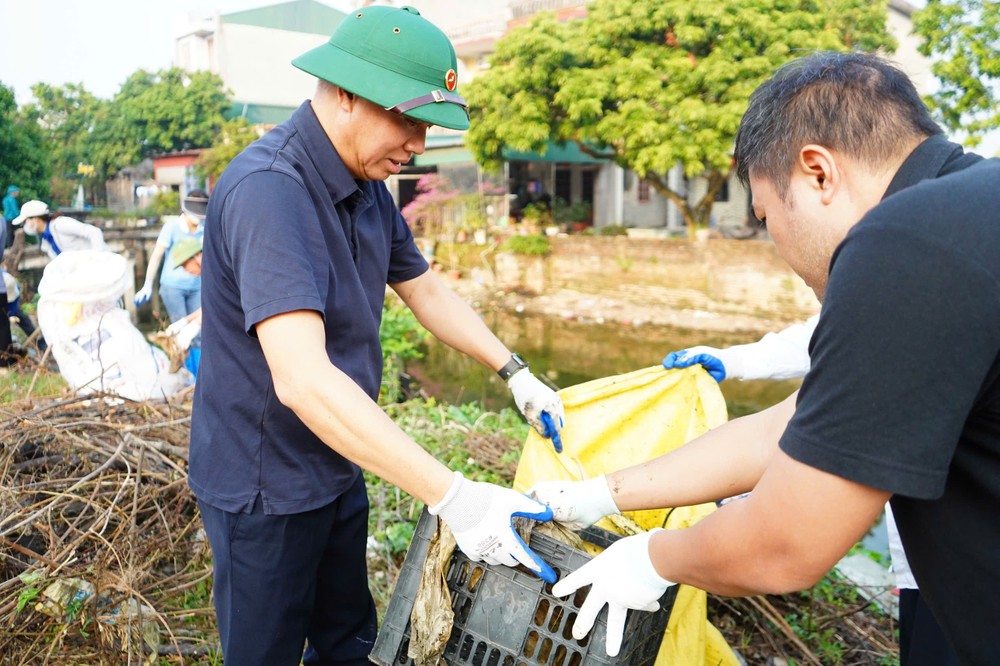 Trong buổi sáng ra quân thực hiện dọn vệ sinh môi trường toàn diện trên tất cả các phường, xã, Bí thư Thành ủy Hải Dương Lê Đình Long, Phó Bí thư Thành ủy Trần Việt Hưng, Chủ tịch UBND TP Hải Dương Nguyễn Văn Kiên cùng các Phó Chủ tịch thành phố đã đi kiểm tra và cùng tham gia tổng vệ sinh môi trường cùng người dân. Ảnh: Bí thư Thành ủy Hải Dương Lê Đình Long kiểm tra tại điểm tuyến kênh Thạch Khôi - Đoàn Thượng (phường Thạch Khôi, TP Hải Dương).