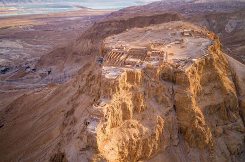 1. Pháo đài Masada, Israel: Công trình cũng được UNESCO công nhận là di sản thế giới. Du khách có thể đi bộ lên pháo đài cổ hoặc di chuyển bằng cáp treo.Pháo đài cổ nằm ở giữa  sa mạc Judaean với tầm nhìn tuyệt đẹp ra xung quanh. Được xây dựng bởi nhà vua Herod vào năm 30 trước công nguyên, Masada là một trong những di tích khảo cổ học quan trọng nhất ở Israel. 