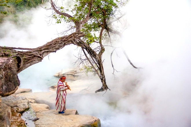  Sông Boiling nằm sâu trong rừng nhiệt đới Amazon ở Mayantuyavu của Peru (Nam Mỹ). Theo Telegraph, đây là dòng sông nóng nhất thế giới. Nhiệt độ nước luôn dao động từ 50-90 độ C, có khúc tới 100 độ C. Theo nhà địa chất học Andrés Ruzo, dòng sông được cho là nóng đến mức nhiều loài sinh vật không may rơi xuống sẽ bị luộc chín ngay lập tức.