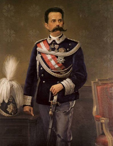 Ngày 28/7/1900, Vua Italia Umberto I ăn tối trong nhà hàng ở thành phố Monza. Người ta được biết chủ của nhà hàng cũng có tên Umberto, sinh ra cùng ngày với nhà vua, trong cùng một thành phố, vợ của họ có cùng một tên, đám cưới cũng diễn ra trong cùng một ngày, còn nhà hàng khai trương đúng vào ngày nhà vua lên ngai vàng. Nhà vua và người dân thường này rất vui vẻ nhân cuộc gặp gỡ kỳ lạ này và thống nhất sang ngày hôm sau sẽ đến sân vận động. Nhưng đến buổi sáng, chủ nhà hàng Umberto đột ngột qua đời, nhà vua tỏ lòng tiếc thương và chỉ vài giờ sau ông bị một kẻ vô chính phủ bắn chết. Số phận của họ chỉ không giống nhau ở điểm 2 người chết ở những nơi khác nhau.