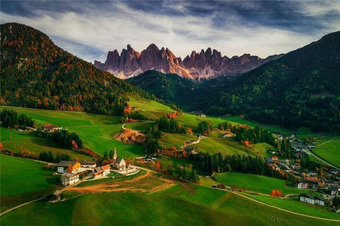 Làng Santa Maddalena ở Italy như bước ra từ truyện cổ tích.       