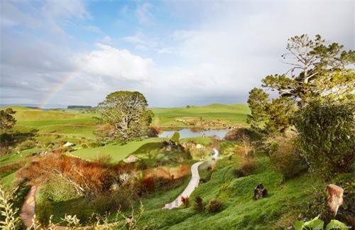 1. Hobbiton: Vùng đất kỳ diệu của người lùn Hobbit trong "Chúa nhẫn": So với các địa điểm đậm chất huyền thoại cổ xưa thì Hobbiton chỉ mới xuất hiện gần đây thôi, cỡ 20 năm. Kỳ thực, trước khi trở thành "huyền thoại", nó cũng chẳng khác gì một bãi cỏ bình thường.