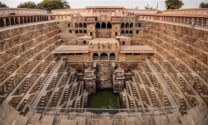 Chand Baori, Rajasthan, Ấn Độ: Chand Baori, giếng cổ xây dựng từ thế kỷ thứ 9, nằm ở làng Abhaneri ở phía đông Rajasthan, Ấn Độ, là một trong những di tích lịch sử quan trọng nhất ở quốc gia này. Giếng cổ có cấu trúc hình vuông với những  bậc thang đối xứng ở các bức tường. Với khoảng 3.500 bước, giếng sâu hơn 20 mét gồm 13 tầng.