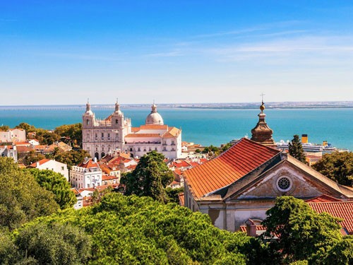    Lisbon, Bồ Đào Nha, 1.200 năm trước Công nguyên. Lisbon là thành phố cảng và là thủ đô của Bồ Đào Nha. Phần lớn kiến trúc cổ xưa của nó đã bị phá hủy bởi một trận động đất lớn vào giữa thế kỷ 18.          