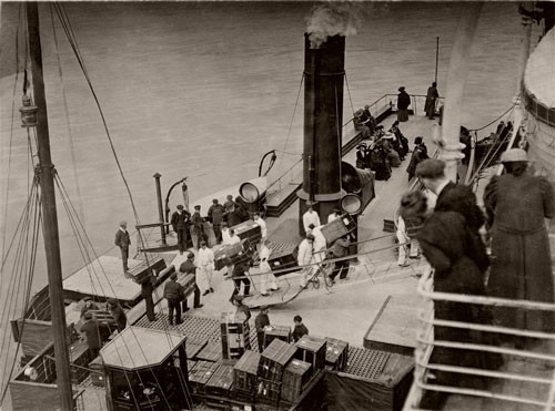    Được đóng vào năm 1909 và hạ thủy vào năm 1912,  tàu Titanic là con tàu sang trọng và hiện đại nhất lúc bấy giờ.       