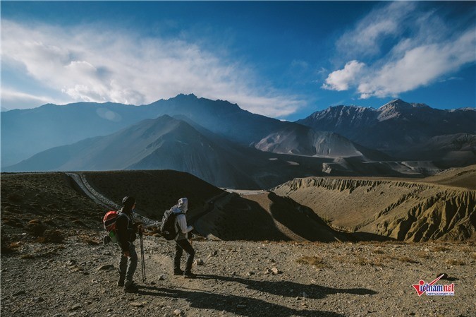 Từng là một vương quốc Phật giáo độc lập, Mustang sáp nhập vào Nepal cuối thế kỷ 18, nhưng đến năm 1950 mới thực sự từ bỏ quyền độc lập. Ở vị trí hiểm trở nên hàng ngàn năm nay, Mustang cách biệt với thế giới và gần như bị quên lãng cho đến khi được các nhà thám hiểm "tái phát hiện" vào năm 1981. Cảnh trên đường đi từ Muktinath tới Kagebi thuộc vùng Hạ (Lower Mustang).