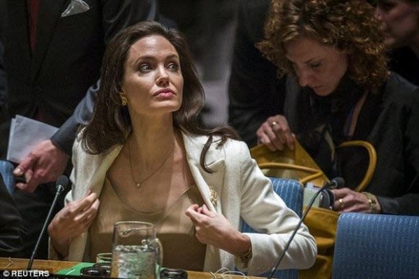 Angelina Jolie vẫn còn chưa hoàn toàn hồi phục sau ca  phẫu thuật cắt bỏ buồng trứng và ống dẫn trứng mới đây để ngăn ngừa ung thư. Xuất hiện trong buổi họp của Hội đồng Bảo an Liên hợp quốc tại New York (Mỹ) ngày 24/4, trông cô vẫn còn mệt mỏi, hốc hác.