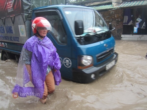 Hà Nội mưa lớn, nhiều nơi ngập nặng, giao thông hỗn loạn