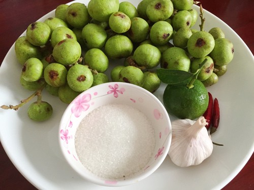 Nguyên liệu  làm sung muối cần: 500g quả sung tươi, tỏi tươi, ớt, chanh, đường, gia vị.