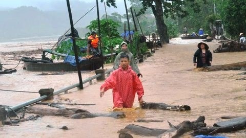 Mối nguy rình rập trẻ mùa mưa lũ cha mẹ cần biết